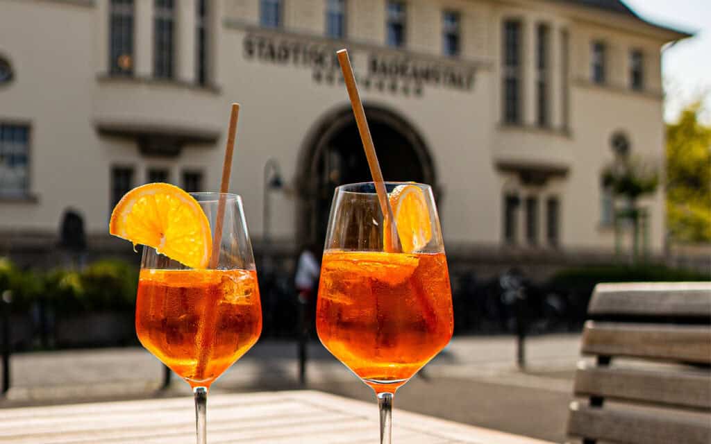 Sundowner im Neptunbad & Feierabendmarkt auf dem Neptunplatz